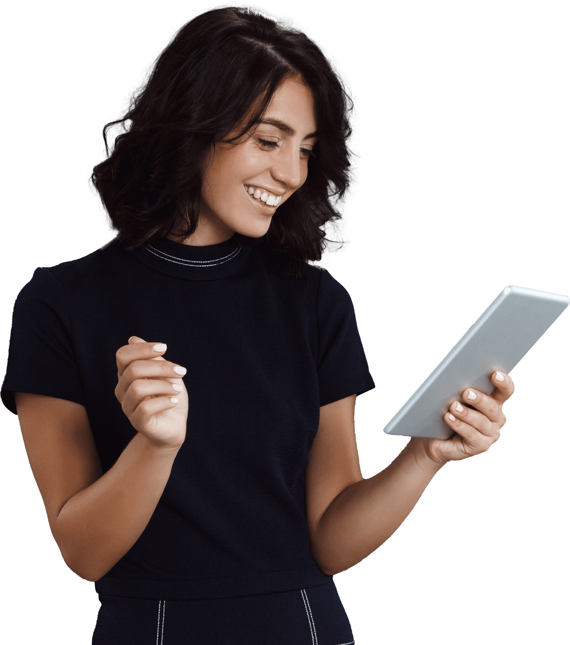 mulher feliz olhando para o tablet lendo os benefícios do sistema